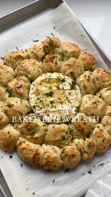 Baked Brie In Pizza Dough, Bread With Brie Cheese, Oven Brie Cheese, Garlic Brie Baked, Melted Brie Appetizer, Garlic Butter Baked Brie, Brie Wreath Appetizer, Baked Brie Wreath, Snowflake Baked Brie