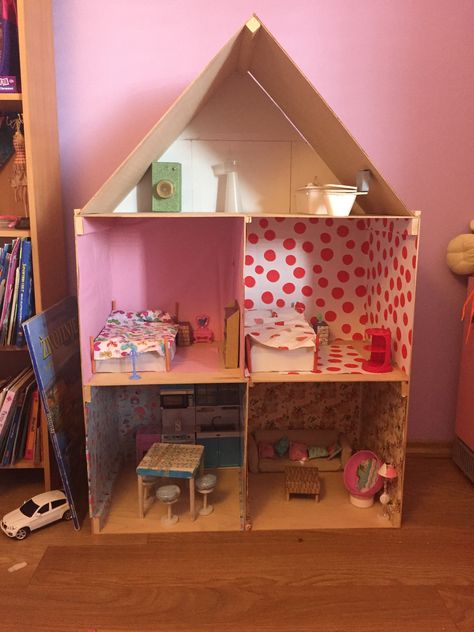 Art Camp Projects, Cardboard Crafts Kids, Unusual House, Cardboard Dollhouse, Kids Doll House, Paper Furniture, Kids Rooms Diy, Preschool Arts And Crafts, Cardboard House