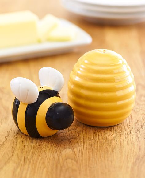 Bee Kitchen Ideas, Bee Salt And Pepper Shakers, Bee Theme Kitchen, Bee Kitchen Theme Ideas, Bumble Bee Kitchen, Honey Bee Kitchen Decor, Clay Salt And Pepper Shakers, Bee Kitchen, Ceramic Salt And Pepper Shakers