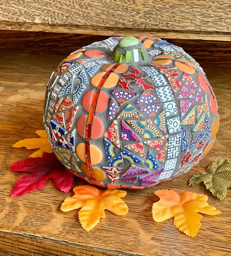 Fall Mosaic, Mosaic Pumpkin, Mosaic Art Diy, Pumpkin Designs, Halloween Pumpkin Designs, Mosaic Garden Art, Fall Stuff, Mosaic Ideas, Sculpture Ideas