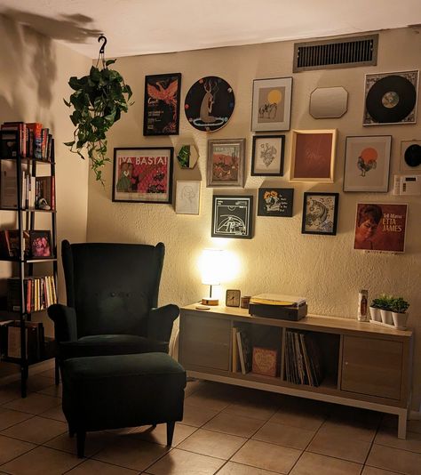 Reading nook and record player. Record Wall Living Room, Record Player Nook, Vintage Record Player Aesthetic, Record Player Bedroom, Living Room Record Player, Record Player Setup Living Rooms, Record Player Corner, Record Player Living Room, Record Nook