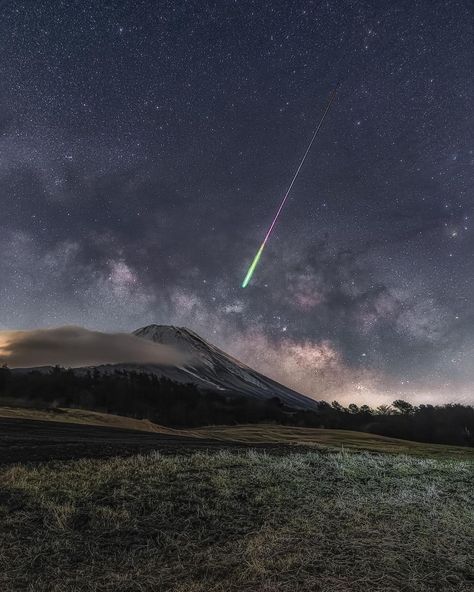 Wonder of Science on Twitter: "A meteor, the Milky Way and Mount Fuji captured by photographer Hayata Suzuki. Source: https://t.co/nYlNVySrql… " San Jacinto Monument, Mount Fuji Japan, Astronomy Pictures, Monte Fuji, Mont Fuji, The Milky Way, Mount Fuji, Milky Way, Night Time