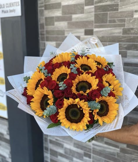 Roses And Sunflowers Bouquet, Sunflower And Roses Bouquet, Flowers For Girlfriend, Roses Bouquet Gift, Birthday Flowers Bouquet, Sunflowers And Roses, Luxury Flower Bouquets, Flower Bouquet Diy, Boquette Flowers