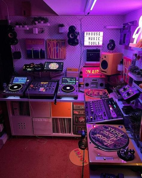 Producer Bedroom Ideas, Music Set Up Bedroom, Dream Recording Studio, Dj Equipment Setup Home, Dj Streaming Setup, Dj Set Up Ideas, Dj Room Setup, Bedroom Dj Setup, Dj Equipment Setup