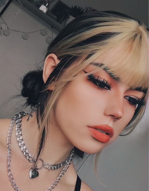 GRUNGE AESTHETIC HAIR COLOR IDEAS Grunge Ponytail Hairstyles, Dark Grunge Hair, Duo Color Hair, Inner Color Hair Short, Colored Bangs Black Hair, Duo Hair Color Ideas, Edgy Hair Color Ideas For Short Hair, Inner Hair Color, Grunge Hair Color Ideas