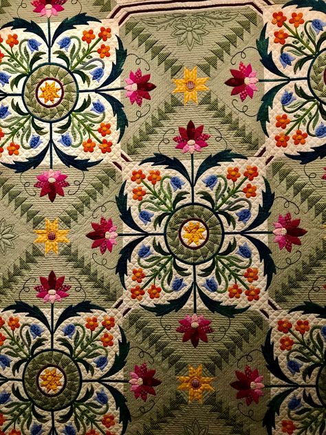 June 29, 2023: NEQM Exhibit Quilts, Part 1 – gladiquilts German Quilt Patterns, Modern Applique Quilts, Hand Applique Quilts, Aplique Quilts, Antique Quilts Patterns, Inspirational Quilts, Floral Quilts, Medallion Quilts, Appliqué Quilts