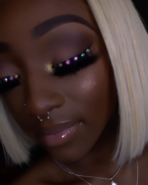 𝐂𝐡𝐞𝐥𝐬 𝐒𝐥𝐚𝐲𝐞𝐝 𝐈𝐭 𝐋𝐋𝐂’s Instagram post: “This look is a vibeeeee hunni, I did that 🤍🤍 Full Slay w/ rhinestone liner 😍 ▫️ #makeup #makeuptutorial #makeupartist #AtlantaMUA…” Rhinestone Liner, Liner Makeup, Makeup Artist, Makeup Tutorial, Halloween Face, Face Makeup, Halloween Face Makeup, Nose Ring, Instagram Post