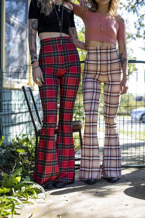 Bohemian Punk, Plaid Pants Outfit, Red Leather Pants, Flare Leg Pants Outfit, 70s Plaid, 70s Inspired Fashion, 70s Outfits, Chic Pants, Womens Fashion Inspiration