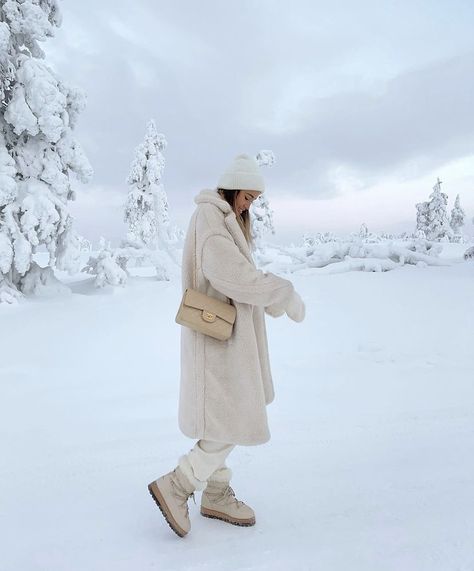 Kate Hutchins Winter, Lapland Outfit, Norway Winter Outfits, Women Snow Outfits, Outfit For Snow, Snowy Outfits, Kate Hutchins, Snow Boots Outfit, Teddy Coat Outfit