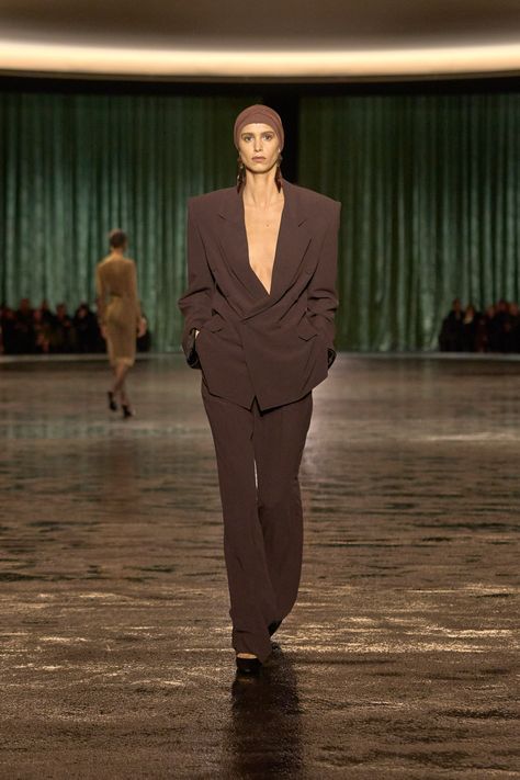 Saint Laurent Fall 2024 Ready-to-Wear
https://www.vogue.com/fashion-shows/fall-2024-ready-to-wear/saint-laurent/slideshow/collection#44 Ysl Runway, Saint Laurent Fashion Show, Formal Smart Casual, Georgia May Jagger, 90s Runway Fashion, Vogue France, Simply Dress, Richard Gere, Ashley Olsen