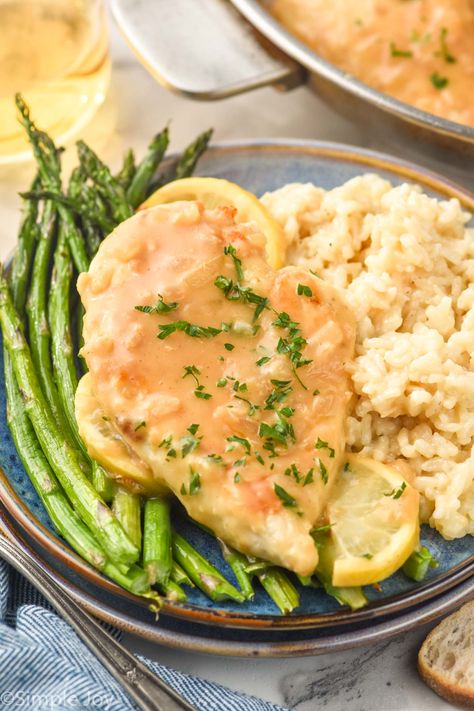 Lemon Chicken Fast Chicken Dinner Recipes, Fast Chicken Dinner, Creamy Lemon Garlic Chicken, Vegetarian Drinks, Slow Cooker Casserole, Creamy Lemon Chicken, Lemon Chicken Recipe, Pan Frying, Lemon Garlic Chicken