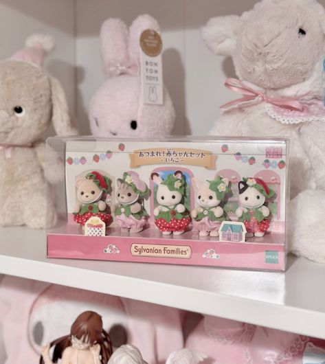 Cute Sylvanian Families, Aesthetic Sylvanian Families, Toys Aesthetic, 5 Below, Critters 3, Christmas Posts, Calico Critters Families, Calico Critter, Sylvanian Family