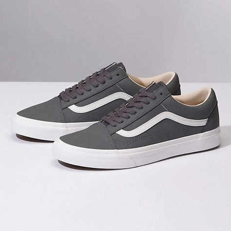 Vans Oldschool, Mens Vans Shoes, Tenis Vans, Best Shoes For Men, Shoes Vans, Popular Shoes, Trendy Sneakers, Sneakers Men Fashion, Clarks Shoes