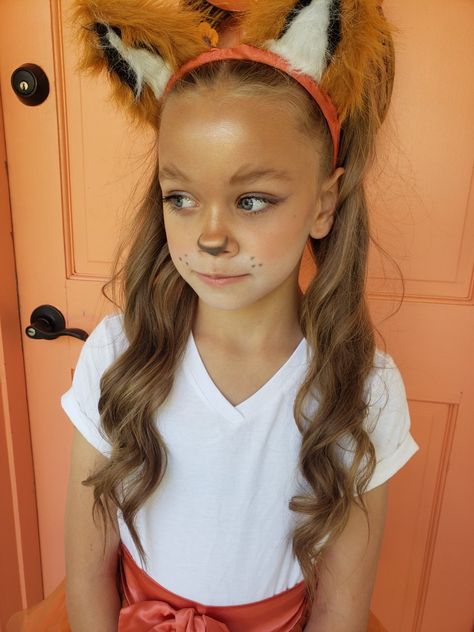 Chipmunk Halloween Makeup, Simple Fox Makeup Halloween, Fox Nose Makeup, Fox Halloween Makeup For Women, Simple Fox Face Paint, Fox Costume Makeup Simple, Fox Halloween Makeup For Kids, Red Panda Makeup Halloween, Halloween Fox Makeup