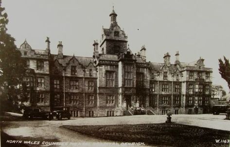 Old Asylum, Haunted Asylums, Lunatic Asylum, Old Abandoned Buildings, Horror Photos, Mental Asylum, Abandoned Asylums, Insane Asylum, Psychiatric Hospital