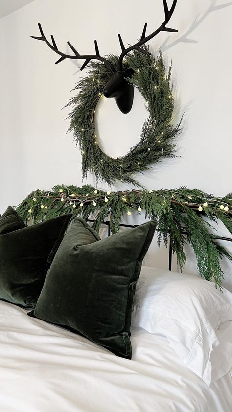 Sunday Favourites: Twenty Perfect Breakfast Nooks & Eleven Perfect Round Tables White Forest Christmas Decor, Emerald Green Black And White Christmas Decor, Black White Brown Green Christmas Tree, Dark Green And Black Christmas Decor, Green Gold Black Christmas Decor, Black And Dark Green Christmas Decor, Black White Green Christmas Decor, Green Christmas Decor Bedroom, Black White And Green Christmas Decor