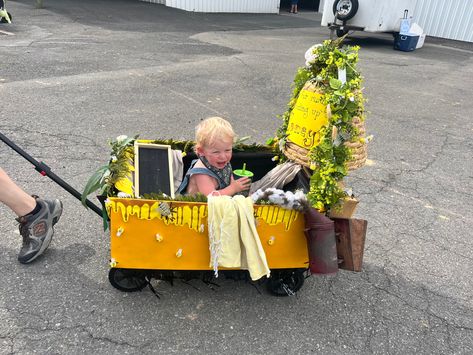 Honey bee/ bee keeper baby parade float! #baby #babyparade #float #parade Wagon Floats Parade, Kids Parade Floats, Bee Bee, Bee Keeper, Parade Float, Honey Bee, Float, Floating, Bee