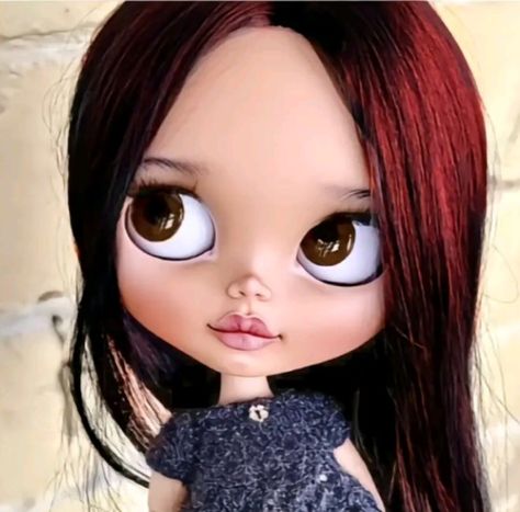 darkred haired blythe doll Red Hair Cartoon, Las Bratz, Hair Cartoon, Blythe Dolls For Sale, Profile Ideas, Pfp Banner, Cute Gifs, Dolls For Sale, Beauty Queen