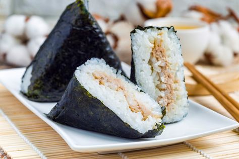 Onigiri AKA Japanese Rice Balls or Rice Triangles Easy Onigiri Recipe, Triangle Kimbap, Onigiri Filling, Desserts Japonais, Onigiri Recipe, Japanese Pickles, Tuna Mayo, Chicken Liver Pate, Rice Ball