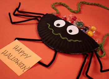 Homemade Halloween Crafts, Halloween Spider Craft, Spider Treats, Halloween Arts, Halloween Party Activities, Halloween School Treats, Halloween Infantil, Spider Crafts, October Crafts