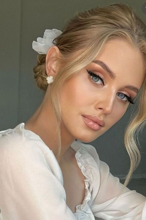 Blonde Hair and Beautiful Accessories Winged Eyeliner Natural Makeup, Bridal Makeup Blue Green Eyes, Wedding Day Makeup For Bride Blue Eyes Blonde Hair, Makeup Blonde Hair Green Eyes, Taylor Swift Makeup Looks, Wedding Makeup Blonde, Bridesmaid Things, Glam Bride Makeup, Wedding Makeup For Blue Eyes