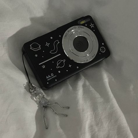 digital camera deco kpop beach picture Black Digital Camera, Digi Cam Aesthetic, Cam Aesthetic, Digi Camera, Camera Decor, Film Camera Photography, Digi Cam, Moon Space, Cute Camera