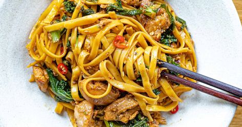 Garlic Chilli Noodles Garlic Noodles With Chicken, Chilli Noodles, Chilli Garlic Noodles, Stir Fried Noodles, Thai Pad, Noodles With Chicken, Pad See Ew, Kale Pasta, Chicken Noodle Recipes