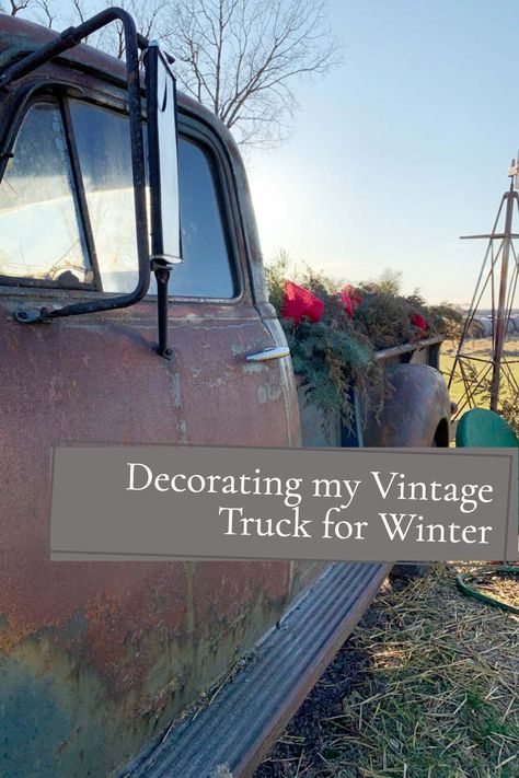 Old Pickup Truck Flower Bed, Old Truck Christmas Decor, Old Red Truck Christmas Pictures, Old Truck Yard Art, Vintage Truck Decor, Fall Photo Props, Vintage Truck Christmas, Christmas Outdoors, Road Landscape