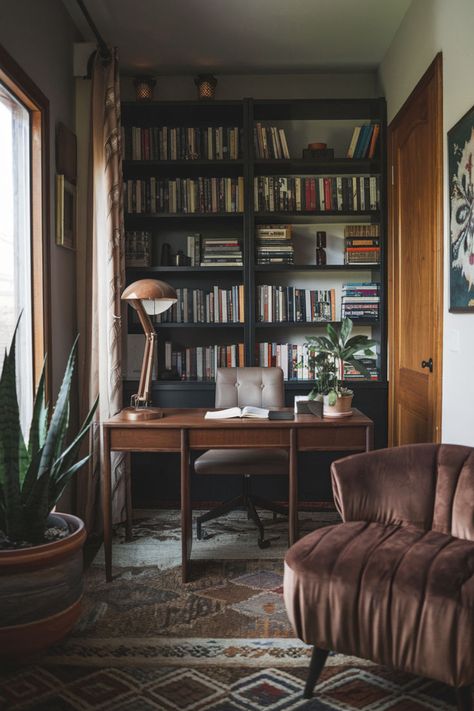 Start with rich tones, antique decor, and a Dark Academia desk for writing and reflection. Layer textures with elegant curtains, plush rugs, and vintage furniture. 🕯️📚 Add old books, candles, and brass accents to evoke an intimate, scholarly feel. Embrace dim lighting to create a moody ambiance. Let every piece tell a story of elegance and intellect. 🌿 #DarkAcademiaRoomIdeas #DarkAcademiaInteriorDesign #DarkAcademiaAestheticDesk #DarkAcademiaHouseDecor #MoodyHomeOffice #DarkAcademiaStudyRoom Small Moody Home Office, Dark Academia Office Aesthetic, Modern Academia Aesthetic, Academia Interior Design, Academia Desk, Dark Academia House, Dark Academia Desk, Modern Academia, Academia Room Decor