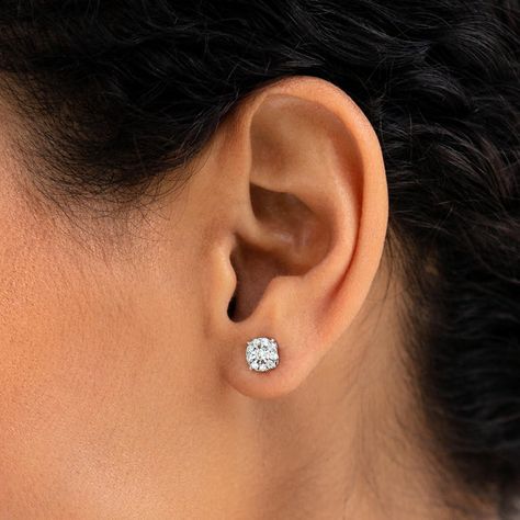 Luxurious Earrings, Luxury Earrings, Sustainable Jewelry, Traditional Jewelry, Recycled Gold, 1 Carat, Round Cut Diamond, High Quality Jewelry, Jewelry Branding