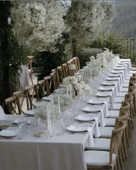 No Color Wedding, White Table Set Up, Wedding Tablescapes Rectangle, Minimal Long Table Wedding Decor, White Linen Wedding Table, Plain Wedding Table Decor, Modern Minimalist Wedding Table Decor, Wedding Linens Ideas, Wedding Table Setting Ideas Elegant