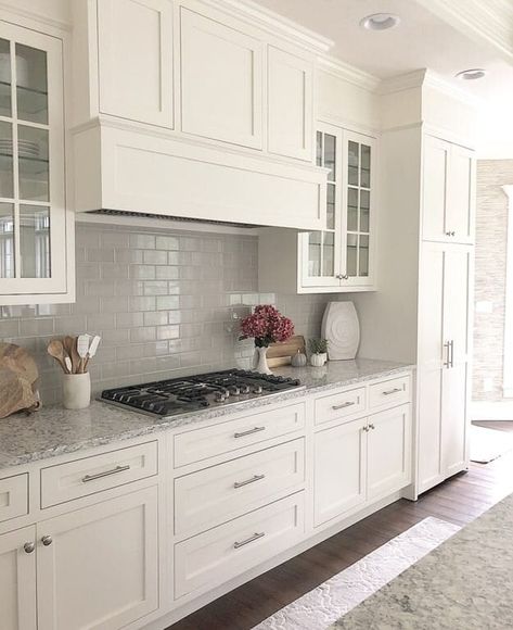 Kitchen Cabinet Door Styles, Model Dapur, White Shaker Kitchen Cabinets, Cabinet Door Style, Kitchen Cabinet Trends, White Shaker Kitchen, Gray And White Kitchen, Kabinet Dapur, White Shaker Cabinets