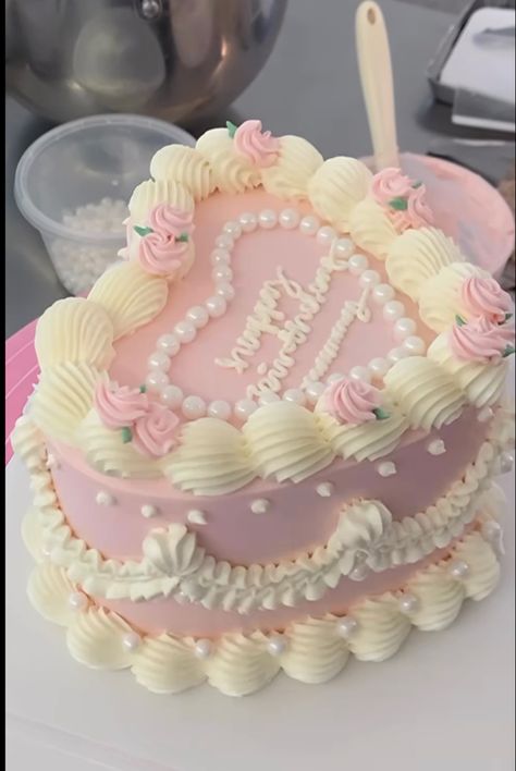 Pretty Cakes For Women Birthdays, Vintage Cake Design, 19 Bday, Bolo Vintage, Vintage Birthday Cakes, Cake Hacks, Heart Cakes, Pink Birthday Cakes, Mini Cakes Birthday