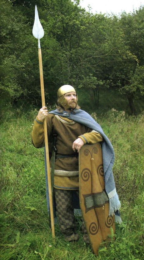 Gaulish Warrior, Celtic History, Celtic Shield, Celtic Clothing, Historical Warriors, Germanic Tribes, Celtic Warriors, Ancient Armor, Ancient Celts