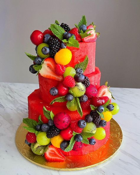 Rainbow Fruit Cake Decoration, Fruit In The Shape Of A Cake, 1st Birthday Fruit Cake, Fruit Shaped Desserts, Fruit Decorated Cake Birthday, Fruit Decoration Cake, Birthday Fruit Ideas, Cakes Made Of Fruit, Cake Made With Fruit