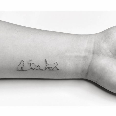 One line style cats tattooed on the wrist. Tattoos For Women Cat, Cat And Dog Tattoo, Cat Tattoo Simple, Black Cat Tattoos, Cat Tattoo Designs, Cute Tiny Tattoos, Line Art Tattoos, Subtle Tattoos, Time Tattoos