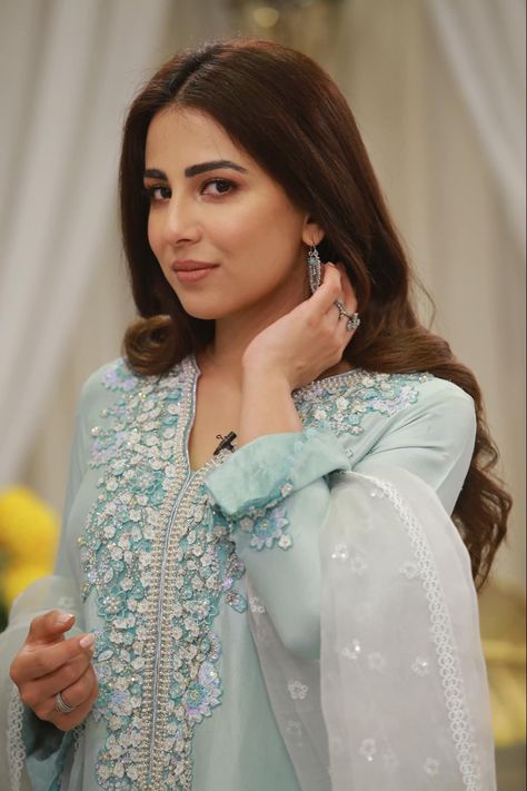 Pakistan Actress, Ushna Shah, Actress Photography, Pakistani Makeup, Neelam Muneer, Asian Traditional Fashion, Western Looks, Sana Javed, Pakistani Songs