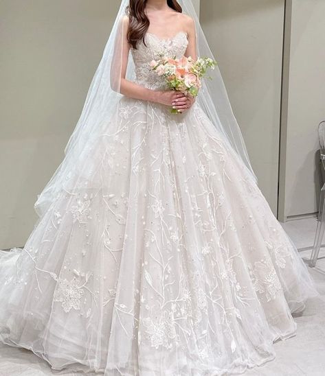 Korean Wedding Dress, Plain Wedding Dress, Asian Wedding Dress, Tulle Wedding Gown, Classy Wedding Dress, Bts Ot7, Classy Prom Dresses, Pretty Wedding Dresses, Wedding Couple Poses Photography