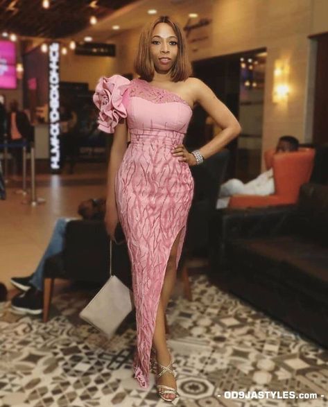 10 TRENDY ASO-EBI STYLES TO ROCK TO A WEDDING – BeeInspired Nigerian Lace Dress, Jubilee Party, Aso Ebi Lace Styles, Lace Dress Classy, African Party Dresses, Nigerian Lace Styles Dress, Nigerian Lace Styles, African Lace Styles, Peach Lace