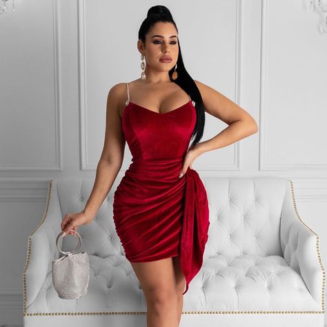 Classy Gowns, Dress Photography, Diva Boutique, Holiday Looks, Christmas Dress, Party Fashion, 11 11, Lifestyle Blogger, Red Formal Dress