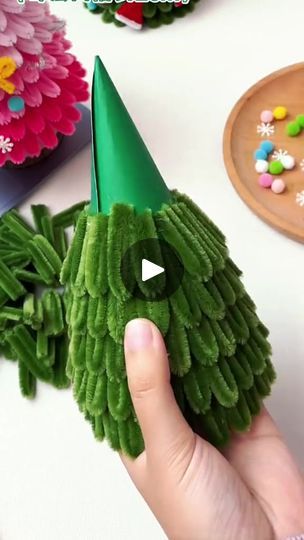 Christmas Pom Pom Crafts, Easy Christmas Decor Ideas, Chrismas Crafts, Diy Xmas Ornaments, Diy Gifts For Grandma, Easy Christmas Decor, Christmas Decor Ideas Outdoor, Globe Crafts, Christmas Decorations Centerpiece