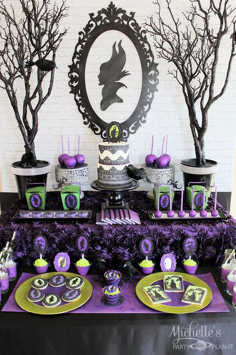 Amazing Maleficent Inspired Dessert Table: great for a birthday party or a Halloween party! Description from pinterest.com. I searched for this on bing.com/images Maleficent Birthday Party, Descendants Party Ideas Birthdays, Disney Villain Party, Maleficent Party, Disney Descendants Party, Villains Party, Desserts Cupcakes, Descendants Party, Halloween Decor Diy