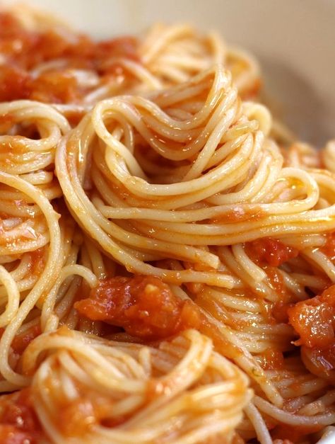 Pomodoro Sauce, Pasta Pomodoro, Lemon Garlic Pasta, Italian Tomato Sauce, Italian Cuisine Recipe, Italian Sauce, Tomato Sauce Recipe, Garlic Pasta, Italian Recipes Authentic