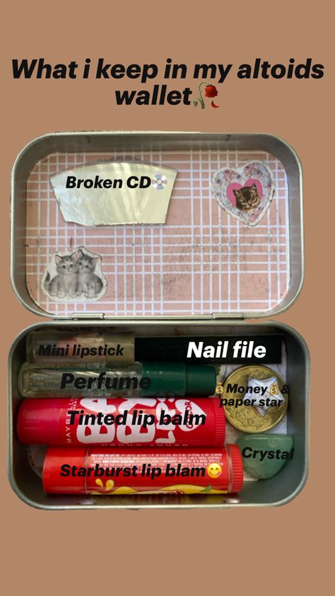 What I keep in my Altoid wallet Wallet Inspiration, Mint Tin Crafts, What's In My Purse, Letter Organizer, Altoids Tins, Mint Tins, Diy Wallet, Diy Letters, Paper Stars