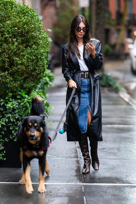 Emily Ratajkowski Style, Fashion Week Trends, Kitten Heel Boots, American Denim, Looks Street Style, Leather Trench Coat, Emily Ratajkowski, Star Style, Denim Midi Skirt