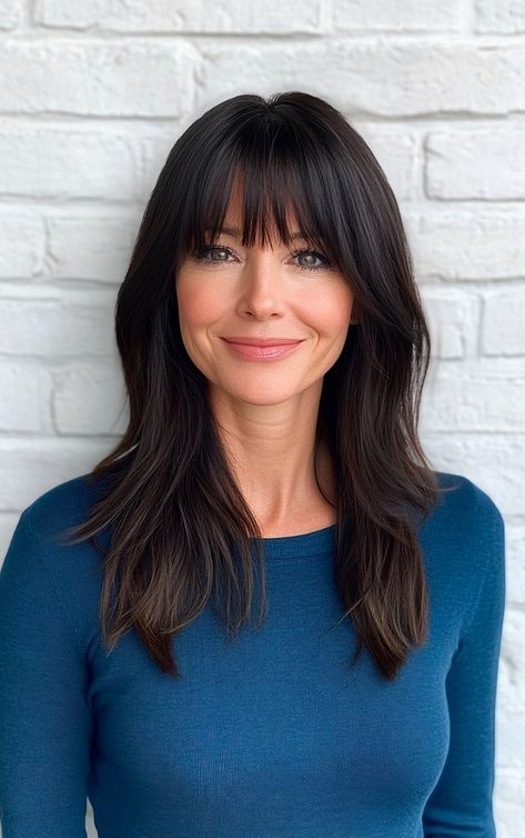 Woman with a thick, medium-length haircut and full bangs, styled in a sleek, polished look. Trendy Haircuts With Bangs, Medium Straight Haircut, Medium Length Haircut With Bangs, Bangs Round Face, Collarbone Length Hair, Medium Haircuts With Bangs, Medium Length Haircut With Bangs Round Face, Face Framing With Bangs, Medium Haircut With Bangs