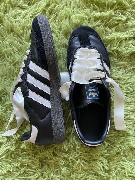 Black Sambas Ribbon Laces, Adidas Samba With Ribbons, Adidas Samba Ribbon, Sambas With Ribbon, Samba Fashion, Pink Sambas, Wishlist Shoes, Samba Adidas, Samba Shoes