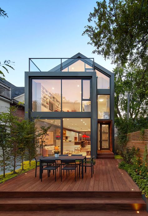 Modern House Brings The Countryside Charm Into The City Terrasse Design, Narrow House, Glass Walls, Modern Architecture House, Small Houses, Design Exterior, Modern Houses, House Architecture Design, Glass House