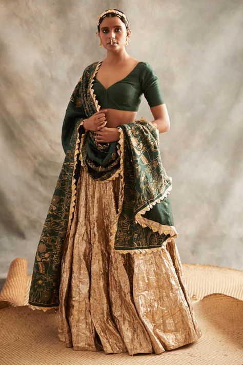 Buy Woven Zari Lehenga Set by Itrh at Aza Fashions Zari Lehenga, Golden Lehenga, Gold Organza, Gold Lehenga, Simple Lehenga, Indian Outfits Lehenga, Green Lehenga, Traditional Indian Outfits, Bridal Lehengas