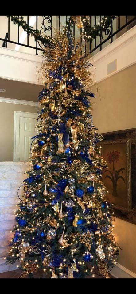 decor natalino!!! Blue Christmas Tree Decorations, Trending Christmas, Amazing Christmas Trees, Gold Decorations, Blue Christmas Decor, Blue Christmas Tree, Elegant Christmas Trees, Gold Christmas Decorations, Christmas Tree Inspiration